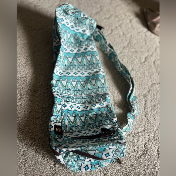 Geometric Patterned Yoga Bag.
New. One zipper pocket,one Velcro flap pocket. - Picture 5 of 6